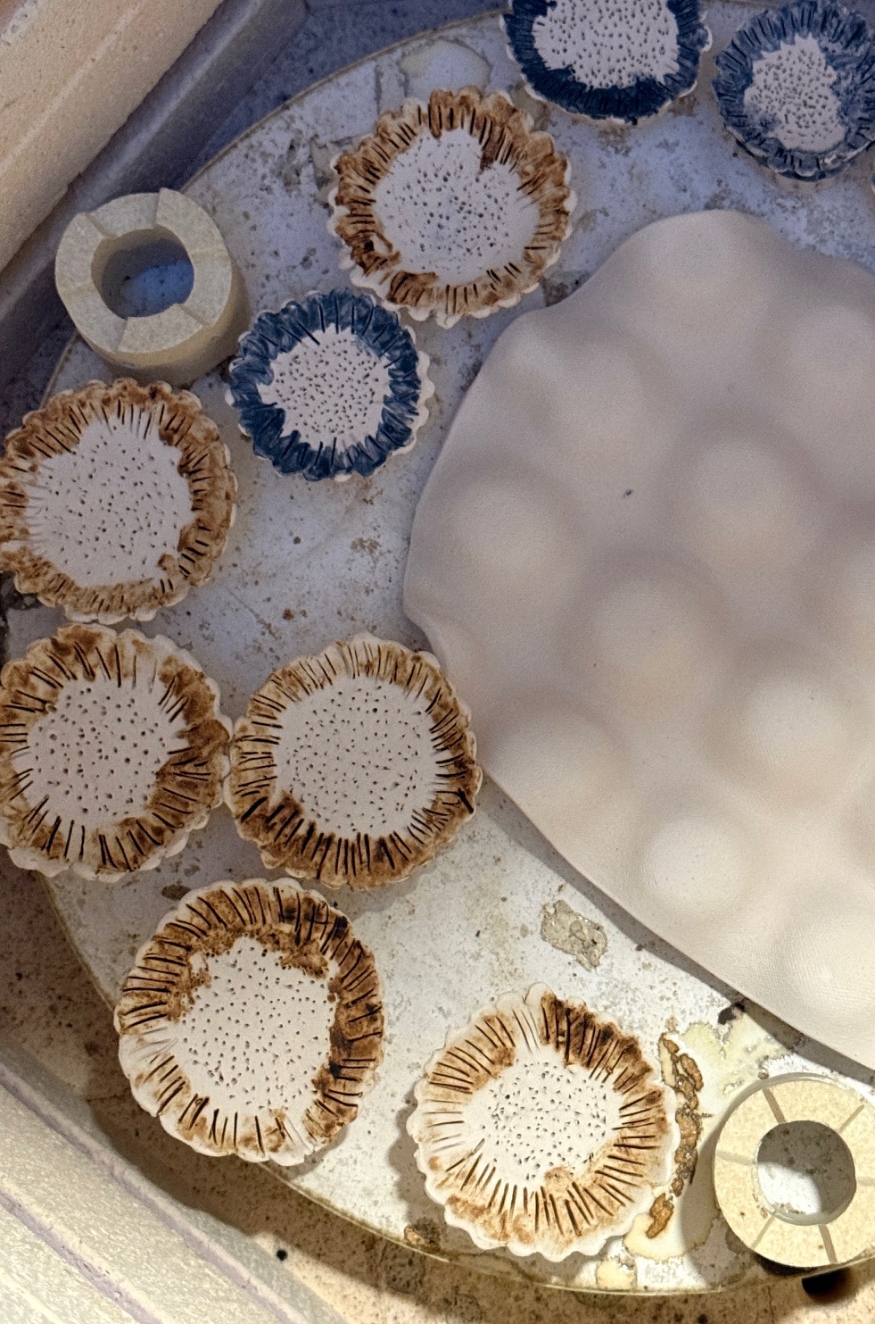 Fleur en céramique artisanale - 2 couleurs au choix – Image 2