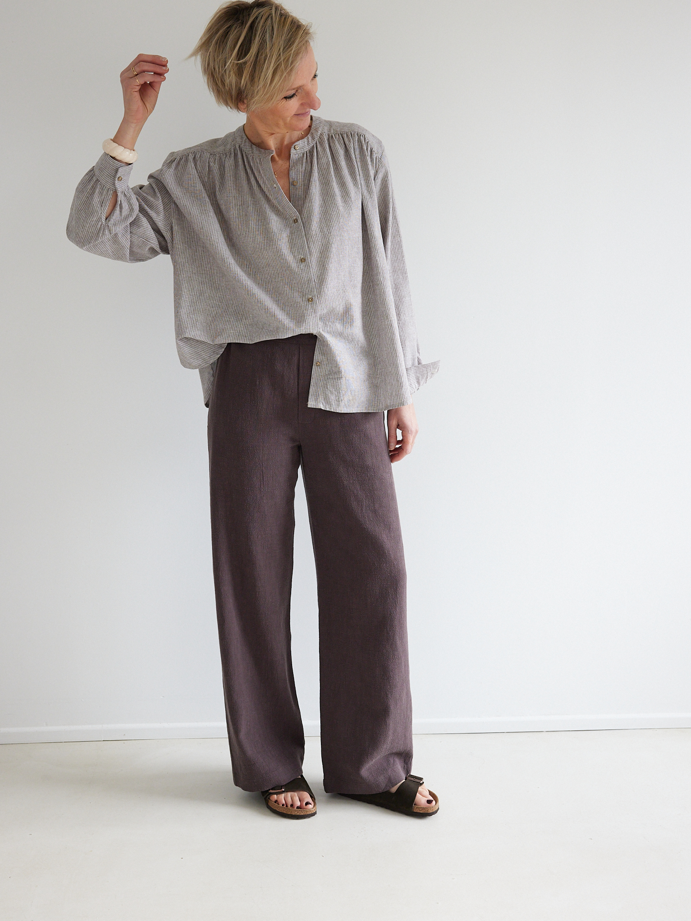 La blouse Allure en lin/coton fines rayures moka - cousue