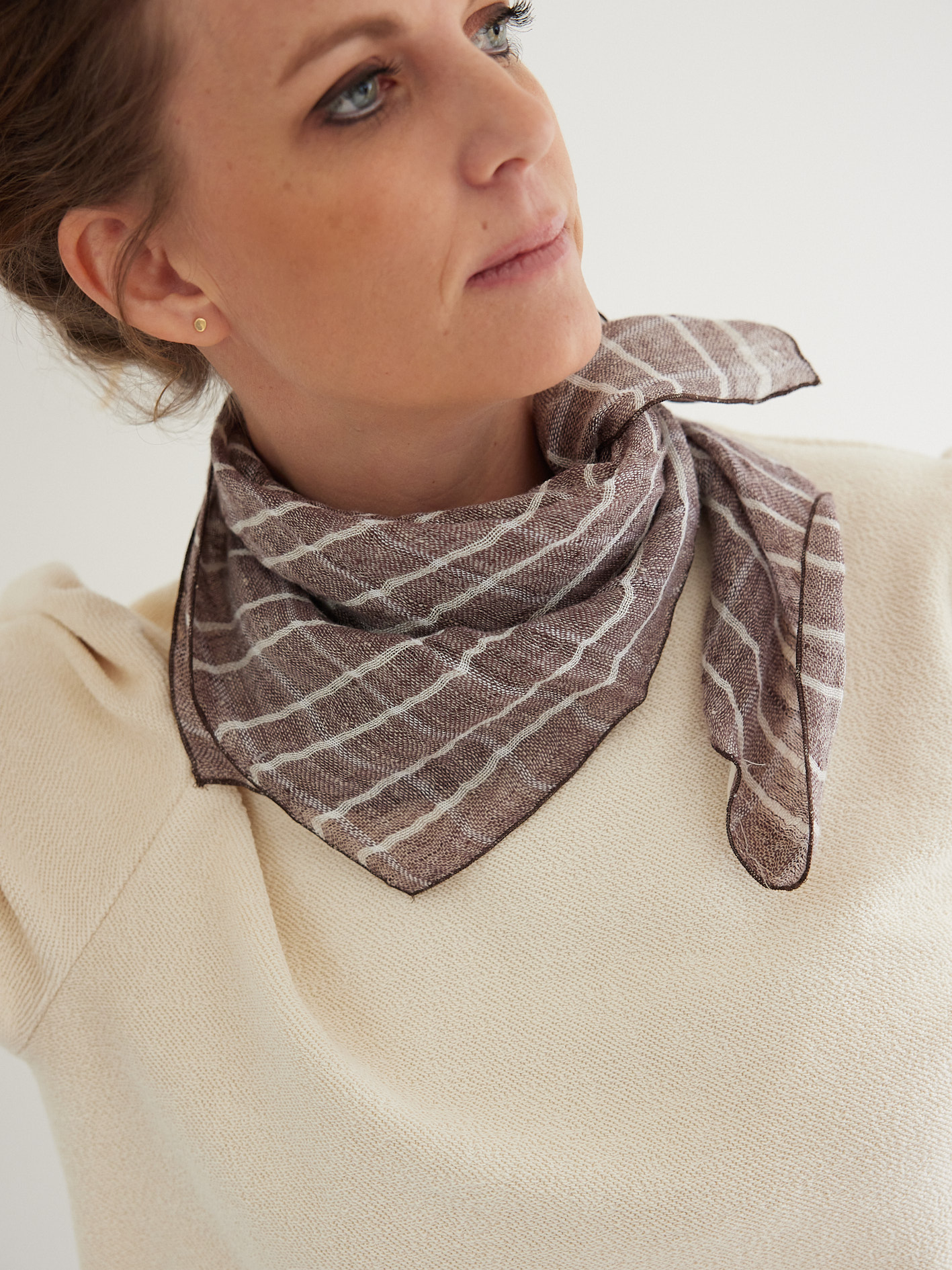 Foulard en gaze de lin écru & aubergine - cousu