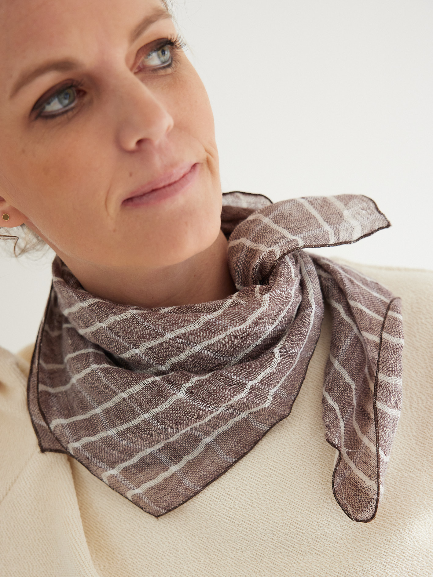Foulard en gaze de lin écru & aubergine - cousu – Image 2