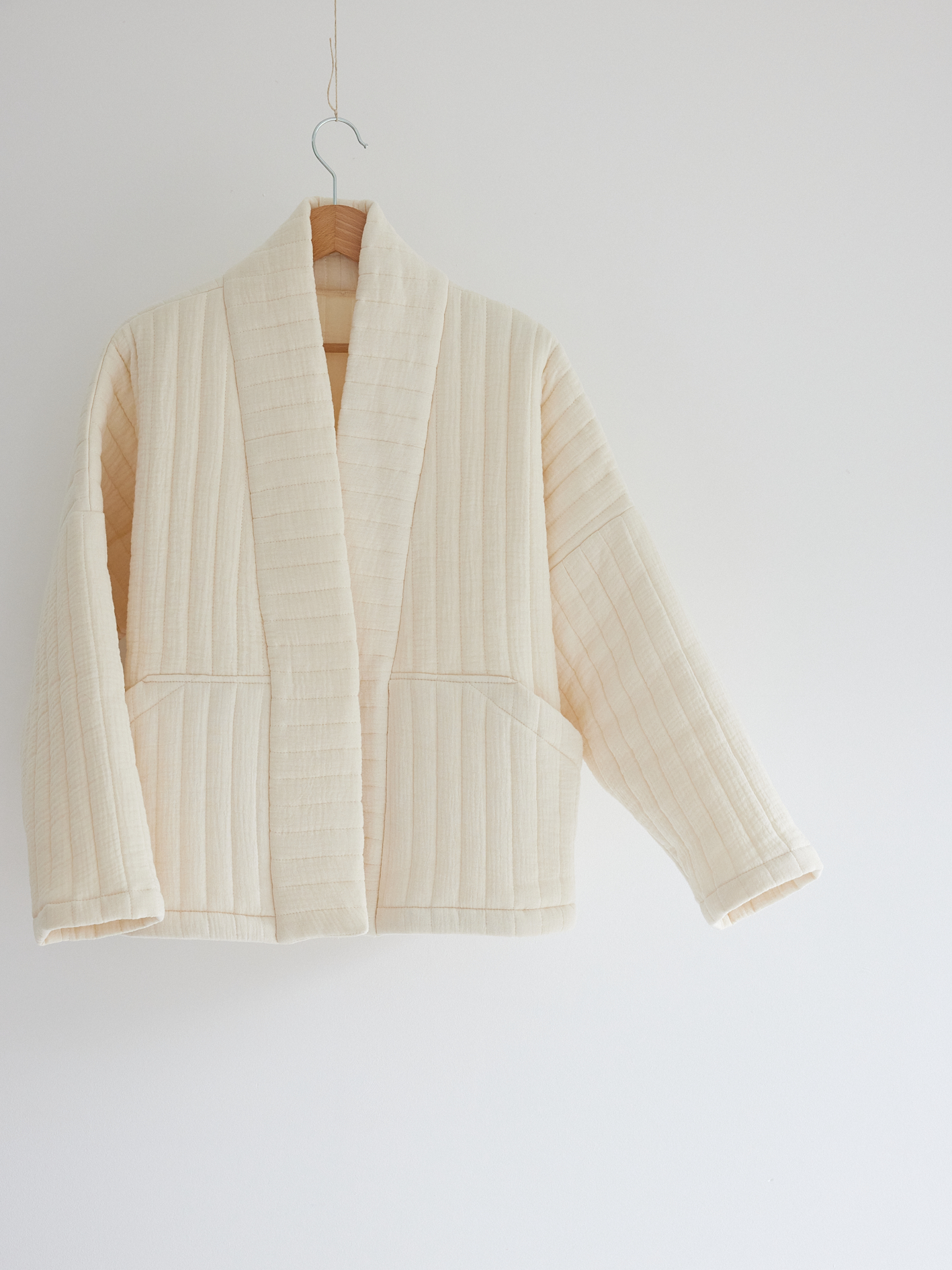 la veste Nomade en double gaze matelassée écrue - cousue