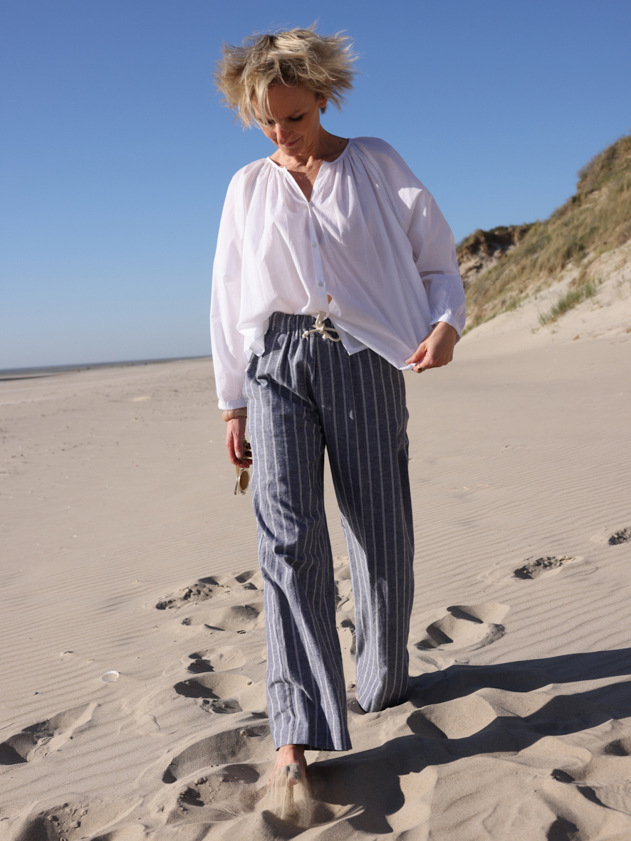 Le pantalon Bobo en coton larges rayures bleu & écru - cousu