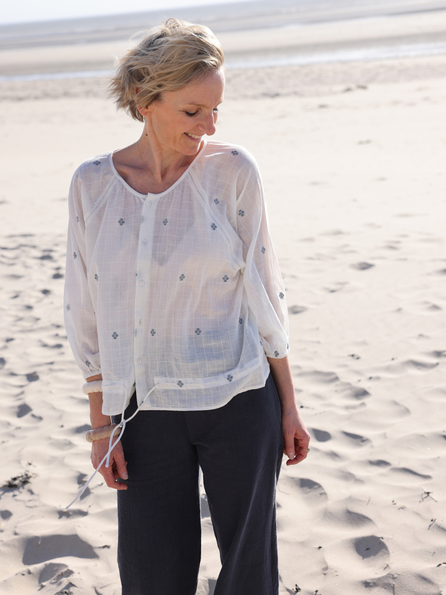 La blouse Prana en coton jamdani écru & fleur bleue – cousue