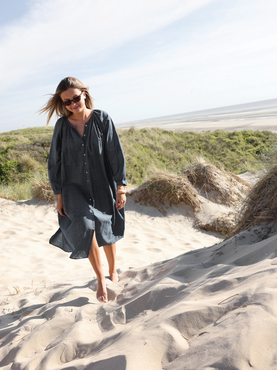 La robe Geeta en coton à carreaux marine & blanc – cousue