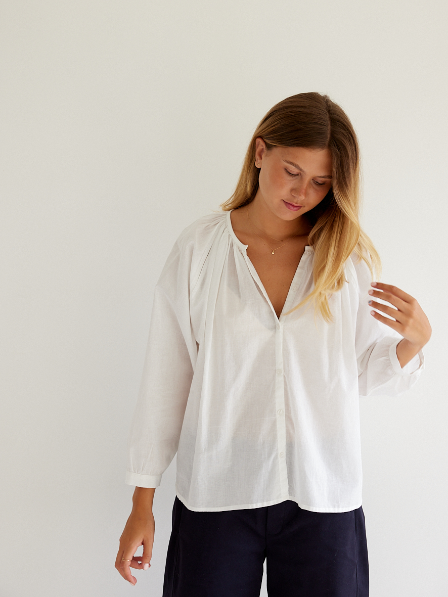 La blouse Geeta en coton cambric blanc – cousue