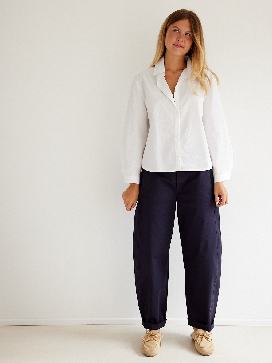 Le pantalon Barrel en coton marine - cousu