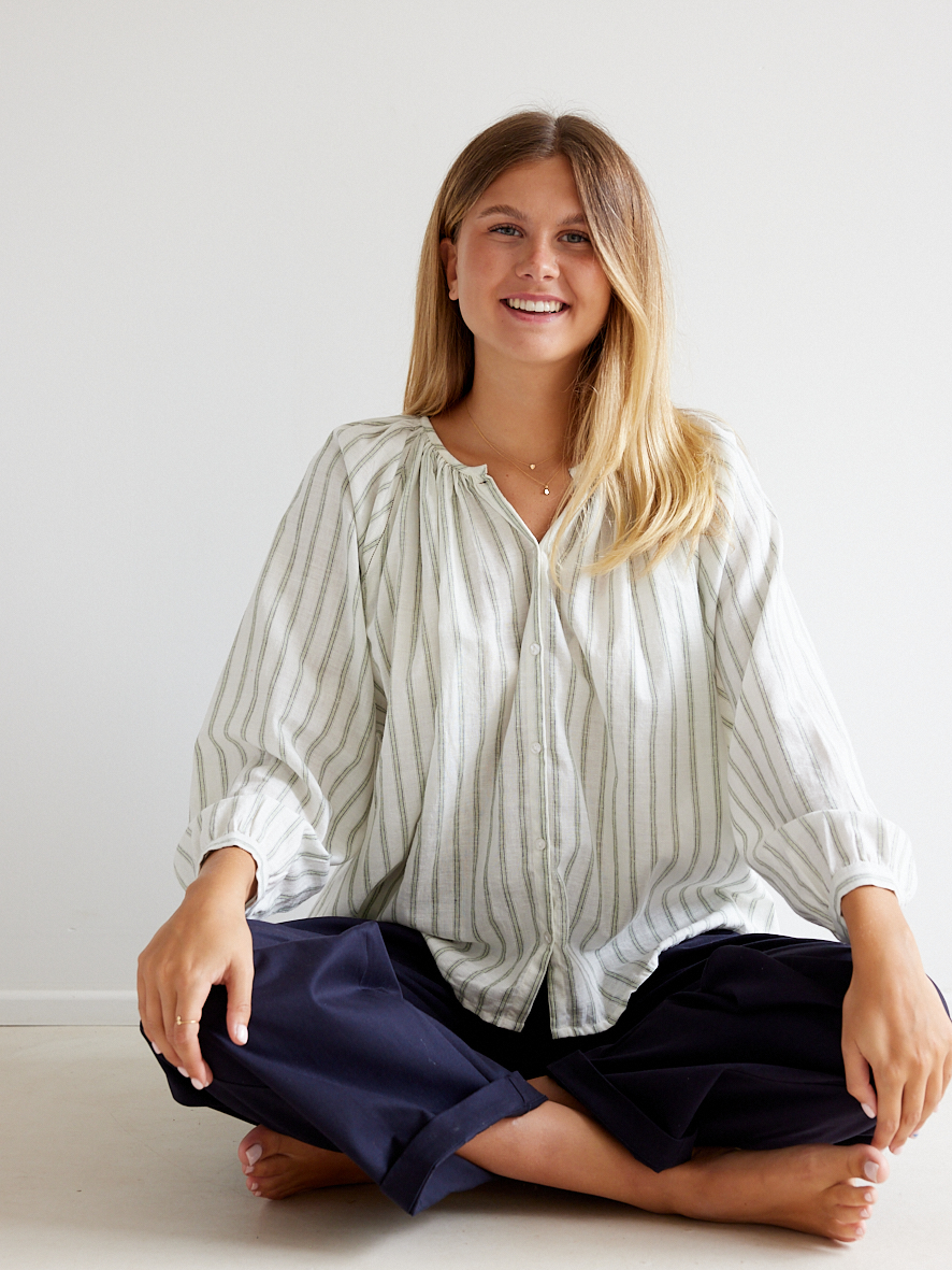 La blouse Geeta en coton khadi rayé vert sauge – cousue