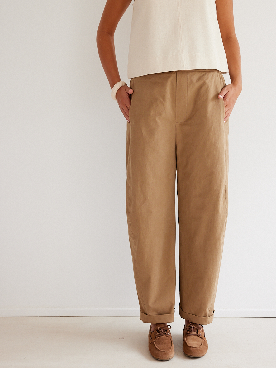 Le pantalon Barrel en twill de coton beige - cousu